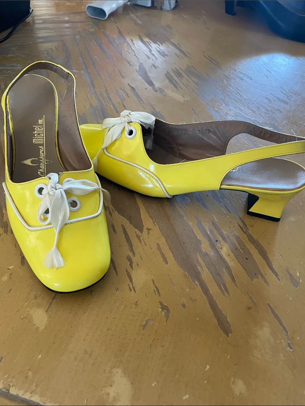 Vibtage 60s patent yellow leather tie toe sling back heels - amazing !!!